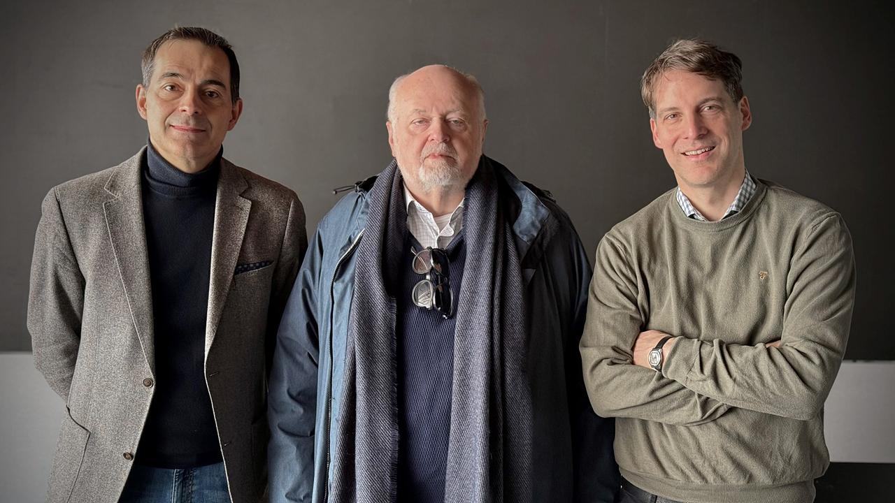 © ORF/Walter Reichl Stadt der Spione - Wien im Netz der Geheimdienste: Interview mit Wilhelm Dietl: Georg Ransmayr (ORF), Wilhelm Dietl (ex-BND-Agent, BRD), Gregor Stuhlpfarrer (ORF)