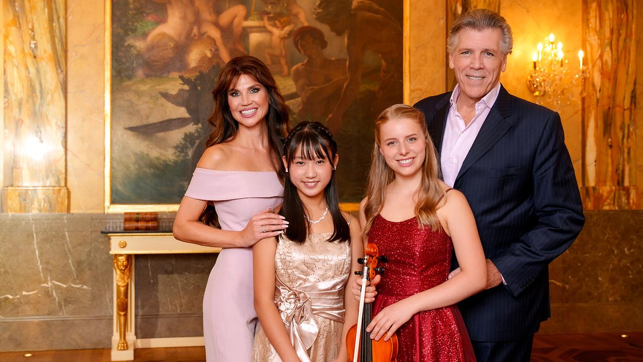 © ORF/Roman Zach-Kiesling Leona König, Sona Tamura, Lois Pfeiffer und Thomas Hampson posieren in einem kunstvoll dekorierten Saal, wobei Lois Pfeiffer eine Geige in der Hand hält.