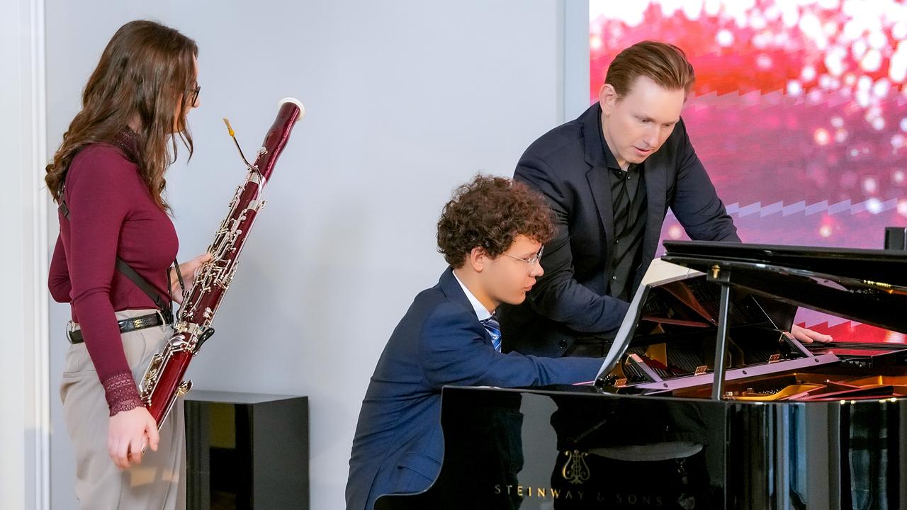 © ORF/Roman Zach-Kiesling Die junge Musikerin Annalena Klem mit Fagott steht neben einem Flügel, während der junge Pianist David Kropfreiter spielt und Bogdan Volkov aufmerksam daneben steht.