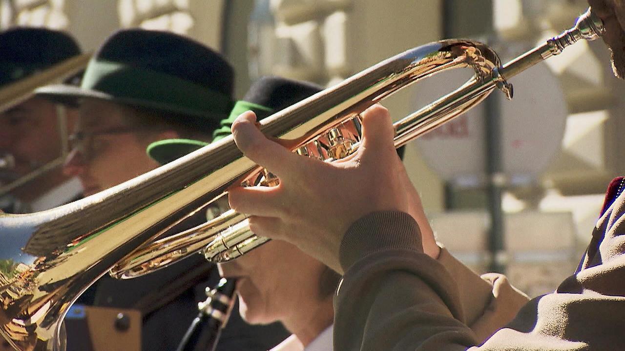 © ORF/Landesstudio Steiermark Nahaufnahme einer glänzenden Posaune, die bei einer Veranstaltung im Freien gespielt wird.