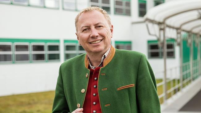 Moderator Paul Prattes in Tracht vor dem Landesstudio Steiermark