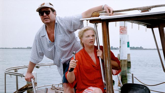 © ORF/Ulli Schwarzenberger/Petro Domenigg Friedrich und Nina Prantner stehen auf einem Boot und blicken aufmerksam über das Wasser.