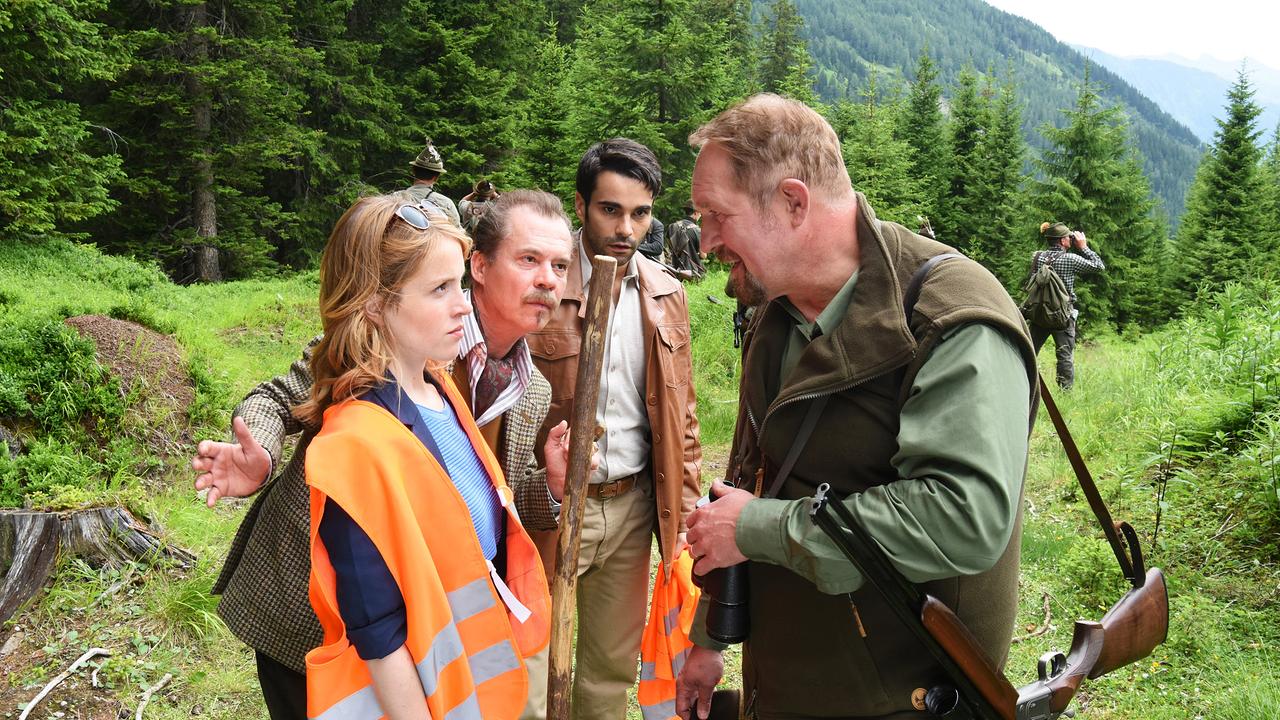 Im Bild: Bürgermeister Joseph (Harald Krassnitzer, re.) und Vizebrügermeister Wandmacher (Felix Römer) bremsen Svea (Paula Kalenberg) und ihren Assistenten Igor (Luka Dimic, hinten) aus.