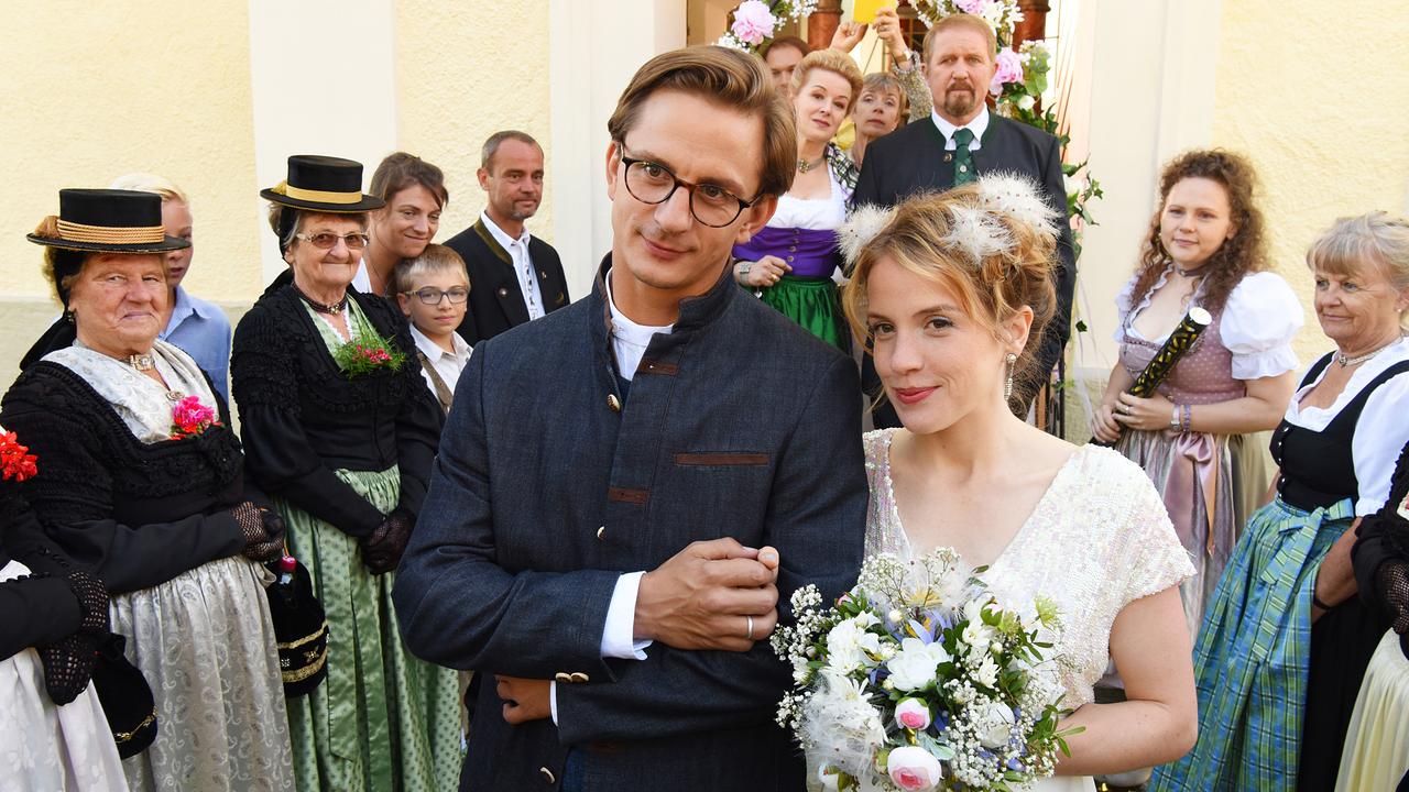 Im Bild: Svea Classen (Paula Kalenberg) und Peter Pirnegger (Sebastian Wendelin) geben sich in Peters Heimatort das Ja-Wort.