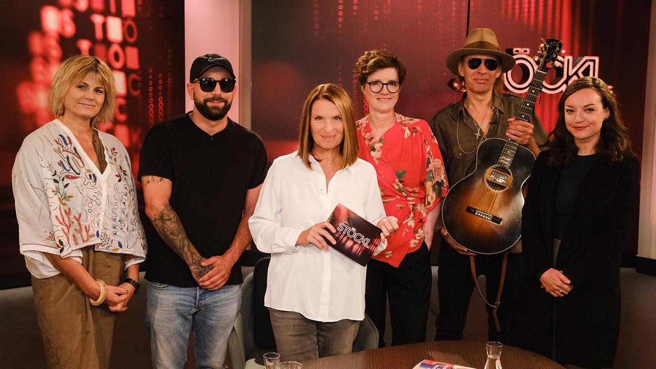 © ORF/Günther Pichlkostner Eva Maria Marold, Christopher Seiler, Barbara Stöckl, Doris Knecht, Ernst Molden (mit Gitarre in der Hand) und Theresa Imre stehen im Studio
