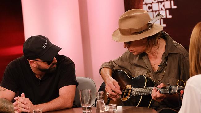 © ORF/Günther Pichlkostner Christopher Seiler beobachtet Ernst Molden beim Gitarrespielen