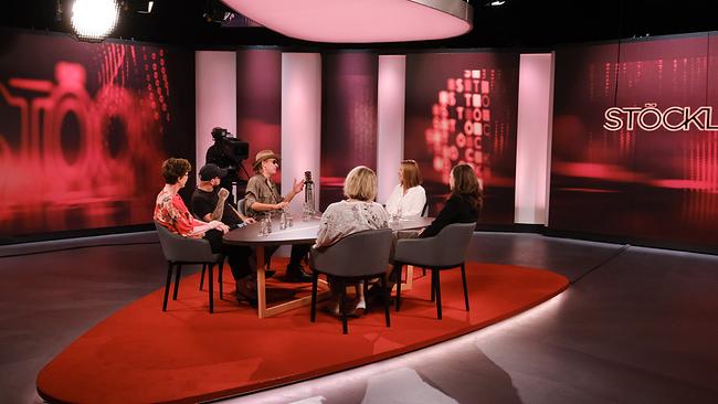 © ORF/Günther Pichlkostner Die Gäste sitzen im Studio um den Tisch, Ernst Molden erzählt