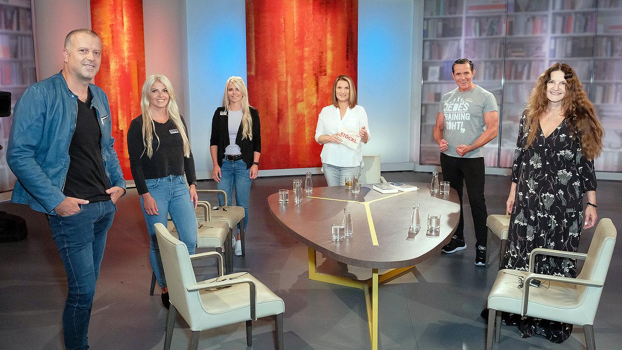 Bernhard Aichner, Mirnesa und Mirneta Becirovic, Barbara Stöckl, Philipp Jelinek und Cécile Nordegg rund um den Studiotisch