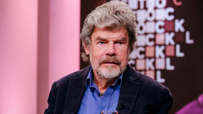 Reinhold Messner sitzt im Studio