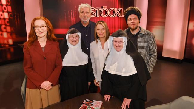 © ORF/Günther Pichlkostner Gruppenfoto mit Edith Meinhart, Schwester Bernadette, Dirk Stermann, Barbara Stöckl, Schwester Rita und Christoph "Krauli" Held im "STÖCKL"-Studio