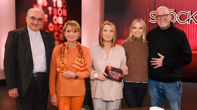 © ORF/Günther Pichlkostner Gruppenfoto mit Wilhelm Krautwaschl, Uschi Glas, Barbara Stöckl, Lisa-Marie Friedle und DJ Ötzi im "STÖCKL"-Studio
