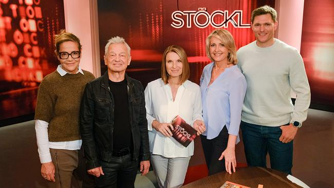© ORF/Günther Pichlkostner Gruppenfoto mit Monica Weinzettl, Boris Bukowski, Barbara Stöckl, Martina Hohenlohe und Thomas Dreßen im "STÖCKL"-TV‑Studio