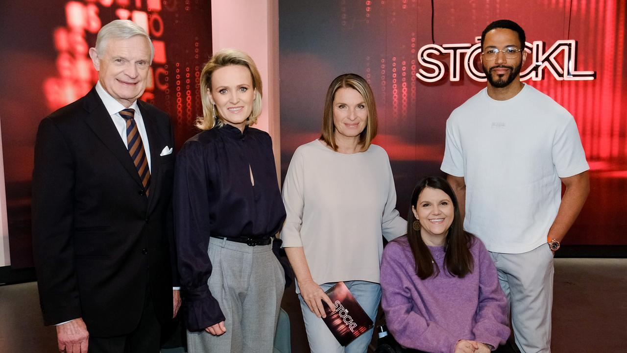 Gruppenfoto mit Thomas Schäfer-Elmayer, Alexandra Meissnitzer, Barbara Stöckl, Tina Hötzendorfer und Cesár Sampson im TV-Studio mit "STÖCKL"-Schriftzug im Hintergrund.