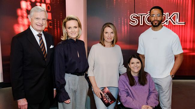 Gruppenfoto mit Thomas Schäfer-Elmayer, Alexandra Meissnitzer, Barbara Stöckl, Tina Hötzendorfer und Cesár Sampson im TV-Studio mit "STÖCKL"-Schriftzug im Hintergrund.