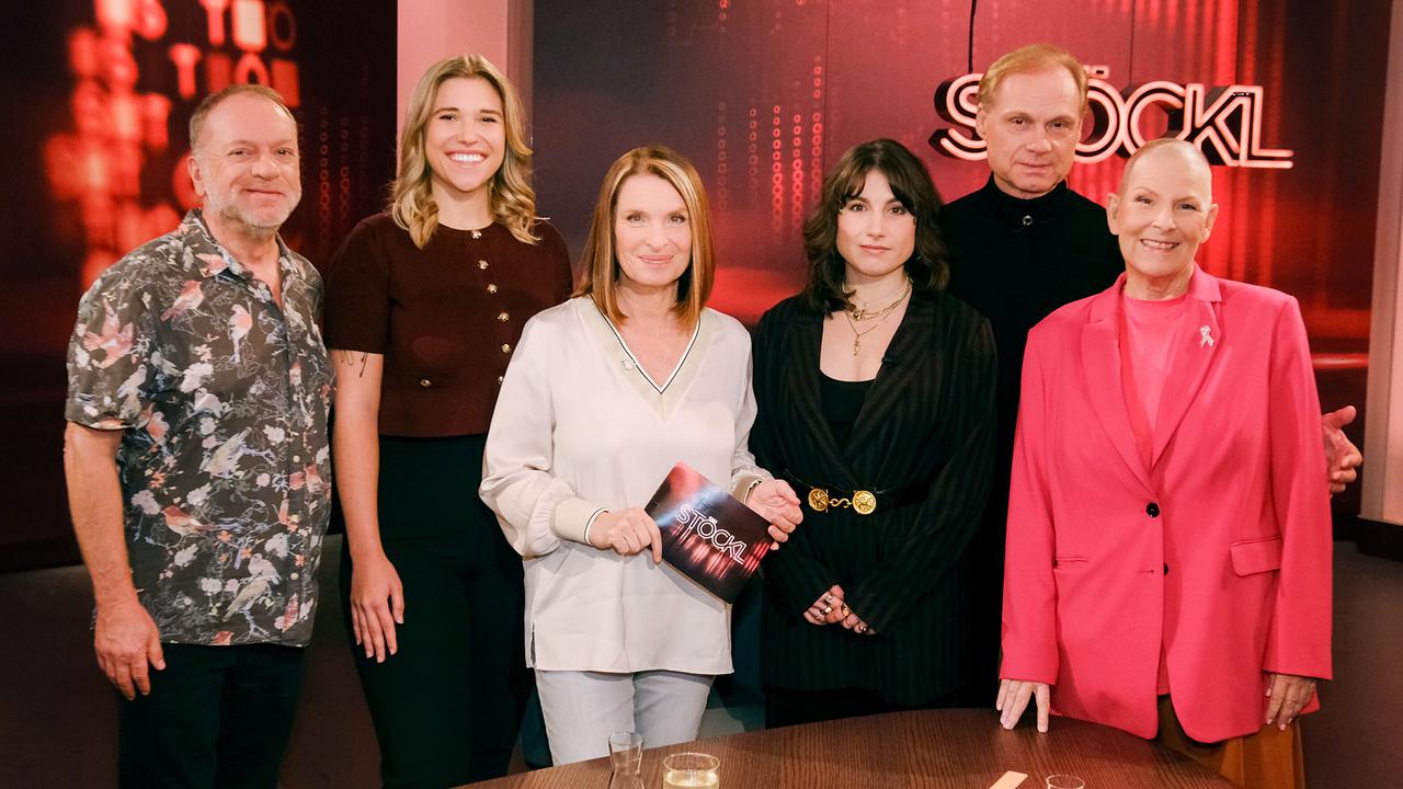 Reinhard Nowak, Tamara Höfer, Barbara Stöckl, Jo Bertl, Johnny Bertl und Andrea Kdolsky stehen in einem modern beleuchteten Fernsehstudio rund um einen Tisch, im Hintergrund ist das Logo der Talkshow „Stöckl“ zu sehen.