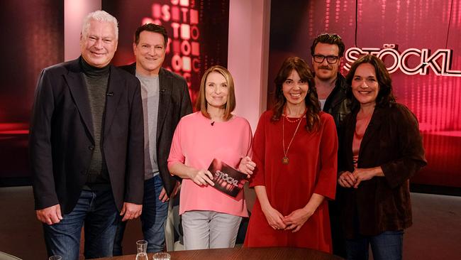 Toni Polster,  Andi Herzog, Eva Pölzl,  Barbara Stöckl, Francesca Ferlaino und Parov Stelar stehen nebeneinander im "STÖCKL"-Studio