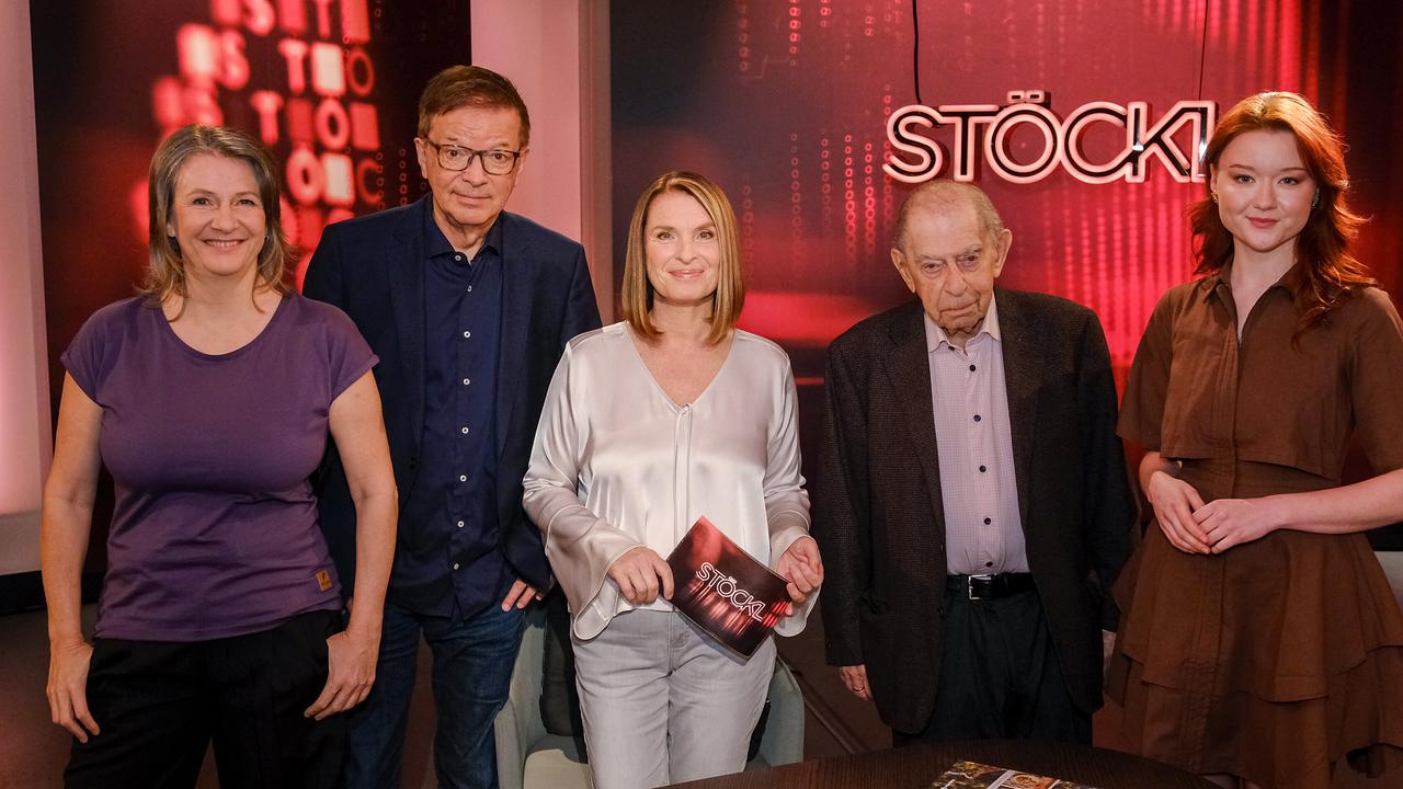 © ORF/Günther Pichlkostner Gruppenfoto mit Birgit Denk, Rudolf Anschober. Barbara Stöckl, Paul Lendvai und Viktoria Fahringer stehen gemeinsam im Fernsehstudio vor rotem Hintergrund mit "STÖCKL"-Schriftzug.