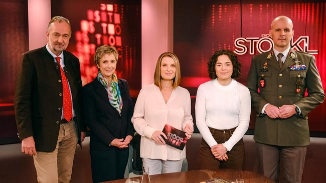 Karl Habsburg, Amelie Fried, Barbara Stöckl, Julia Scheib und Markus Reisner stehen nebeneinander im Studio vor rotem Hintergrund mit "STÖCKL"-Schriftzug.