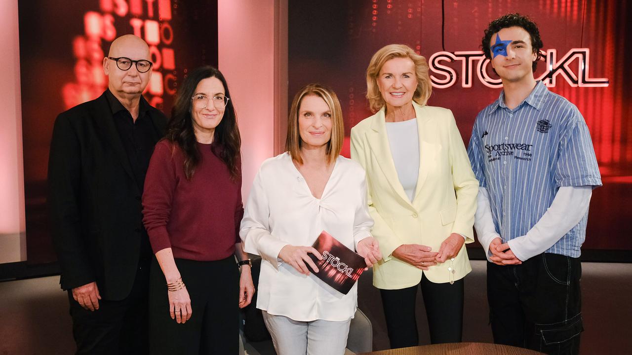 Michael Lehofer, Nina Horowitz, Barbara Stöckl, Hera Lind und COSMÓ stehen nebeneinander im Studio vor rotem Hintergrund mit "STÖCKL"-Schriftzug.