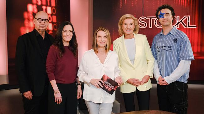 Michael Lehofer, Nina Horowitz, Barbara Stöckl, Hera Lind und COSMÓ stehen nebeneinander im Studio vor rotem Hintergrund mit "STÖCKL"-Schriftzug.