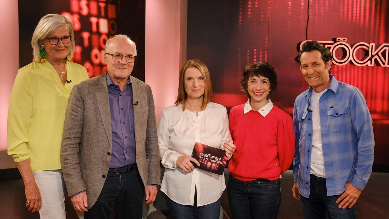 Ursula Plassnik, Reinhard Haller, Barbara Stöckl, Ruth Brauer und Tom Walek stehen nebeneinander im Studio vor rotem Hintergrund mit "STÖCKL"-Schriftzug.