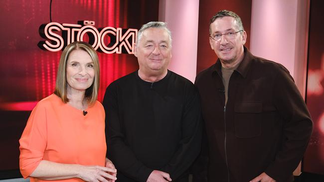 Gruppenfoto mit Barbara Stöckl, Andreas Vitásek und Viktor Gernot im Studio vor dem Schriftzug "STÖCKL"