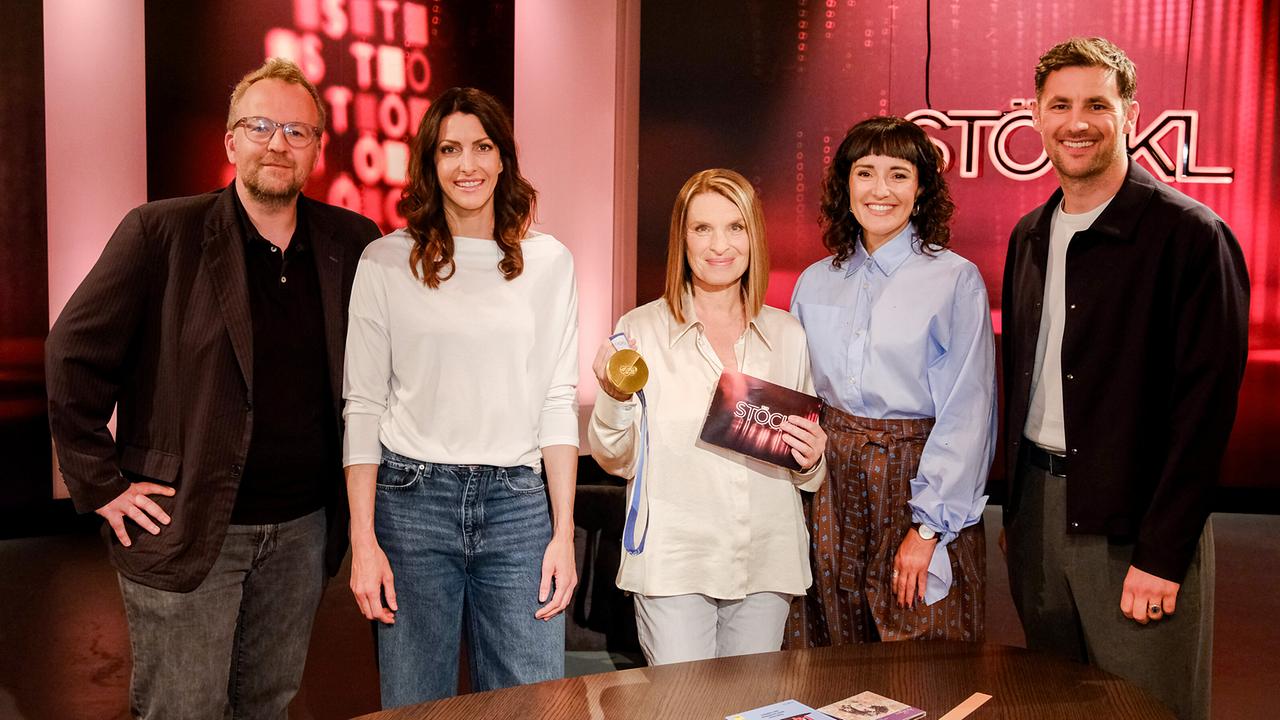 © ORF/Günther Pichlkostner Roland Gratzer, Janine Flock, Barbara Stöckl, Ina Regen und Ferdinand Seebacher stehen nebeneinander im Studio vor rotem Hintergrund mit "STÖCKL"-Schriftzug.