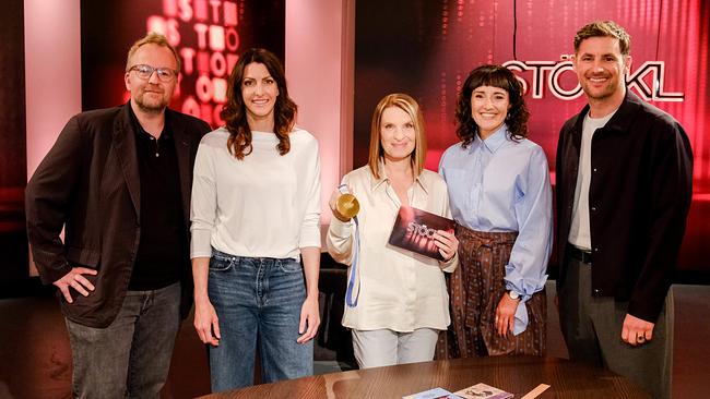 © ORF/Günther Pichlkostner Roland Gratzer, Janine Flock, Barbara Stöckl, Ina Regen und Ferdinand Seebacher stehen nebeneinander im Studio vor rotem Hintergrund mit "STÖCKL"-Schriftzug.