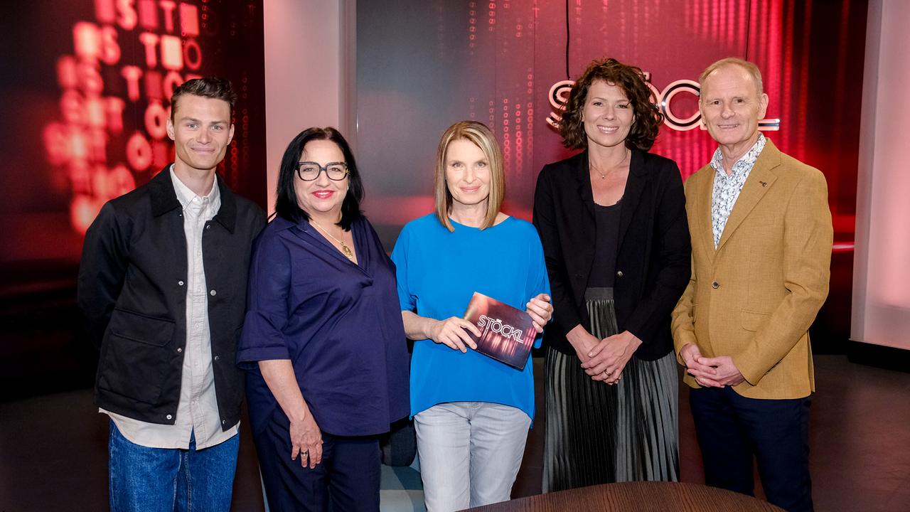 Johannes Lamparter, Maria Happel, Barbara Stöckl, Johanna Constantini und Heinz Palme stehen nebeneinander im Studio vor rotem Hintergrund mit "STÖCKL"-Schriftzug.
