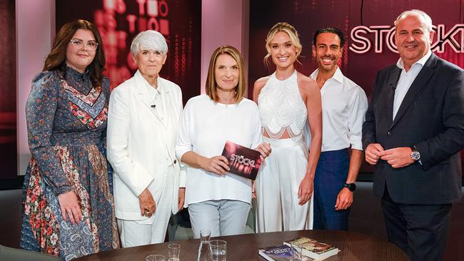 © ORF/Günther Pichlkostner Samra Kljajic, Lisbeth Bischoff, Barbara Stöckl, Corinna Kamper, Danilo Campisi und Josef Pröll stehen nebeneinander im Studio vor rotem Hintergrund mit "STÖCKL"-Schriftzug.