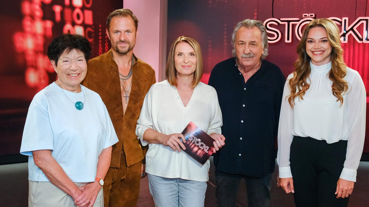 Helga Nowotny, Philipp Hochmair, Barbara Stöckl, Gert Steinbäcker und Elisa Thurner stehen nebeneinander im Studio vor rotem Hintergrund mit "STÖCKL"-Schriftzug.