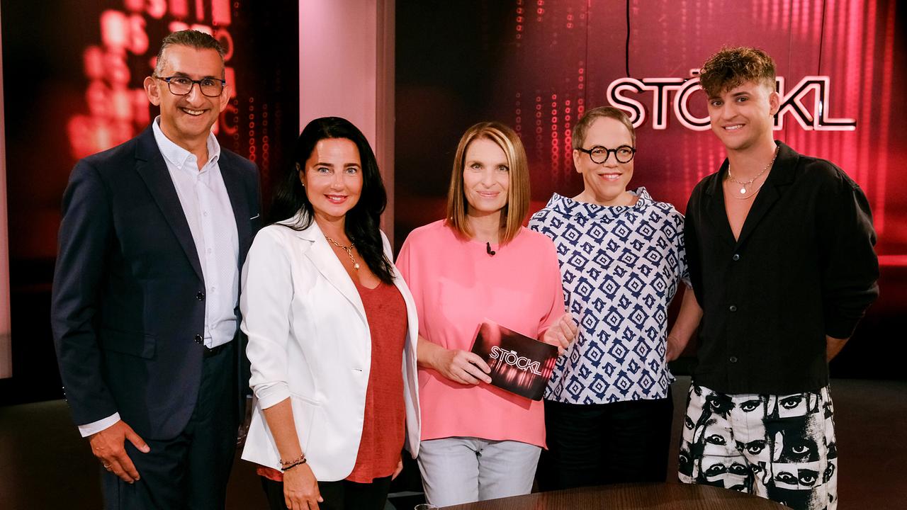 © ORF/Günther Pichlkostner Michael Jedlicka, Nadja Maleh, Barbara Stöckl, Katharina Seiser und Fabian Blochberger stehen nebeneinander im Studio vor rotem Hintergrund mit "STÖCKL"-Schriftzug.