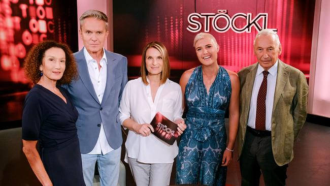 © ORF/Günther Pichlkostner Konstanze Breitebner, Alfons Haider, Barbara Stöckl, Christin Gerstorfer und Johannes Huber stehen nebeneinander im Studio vor rotem Hintergrund mit "STÖCKL"-Schriftzug.