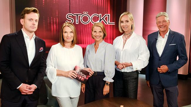 © ORF/Günther Pichlkostner Franz-Stefan Gady, Barbara Stöckl, Kristina Sprenger, Nadja Bernhard und Peter Kaiser stehen nebeneinander im Studio vor rotem Hintergrund mit "STÖCKL"-Schriftzug.