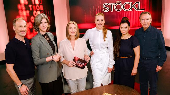 Marcus Wadsak, Therese Frank, Barbara Stöckl, Nina Proll, Cornelia Travnicek und Thomas Druyen stehen nebeneinander im Studio vor rotem Hintergrund mit "STÖCKL"-Schriftzug.