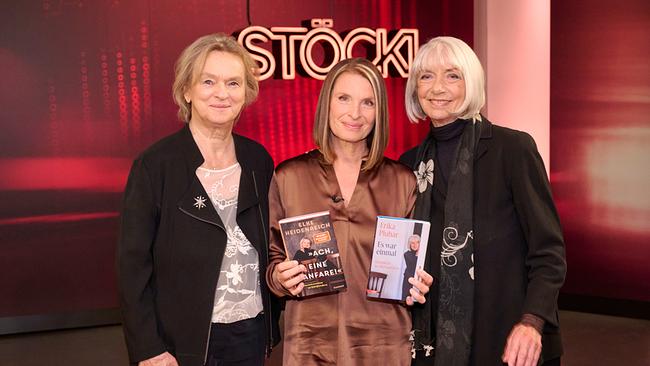 © ORF/Klaus Titzer Barbara Stöckl steht mit Elke Heidenreich und Erika Pluhar im "STÖCKL"-Studio und hält deren aktuelle Bücher in die Kamera.