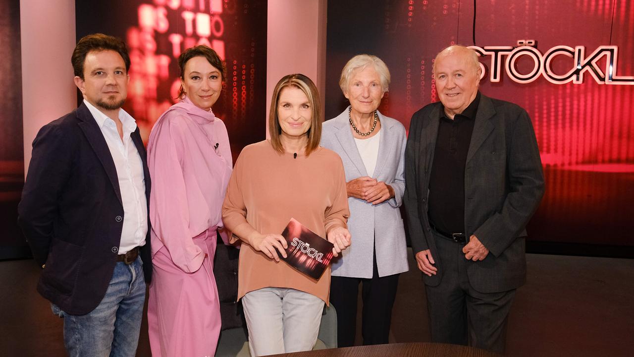 © ORF/Günther Pichlkostner Gernot Rainer, Ursula Strauss, Barbara Stöckl, Irmgard Griss und Herbert Lackner stehen im Studio vor rotem Hintergrund mit "STÖCKL"-Schriftzug.