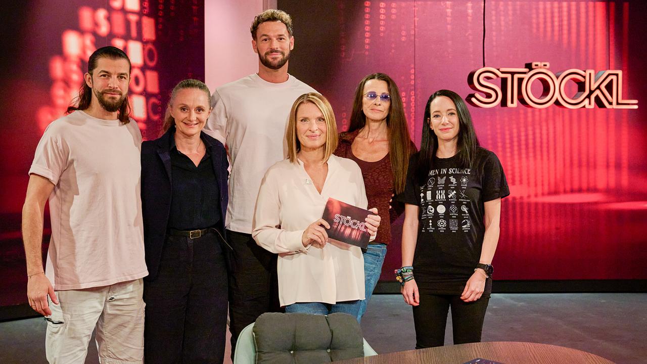© ORF/Klaus Titzer Otto Jaus, Gerti Drassl, Paul Pizzera, Barbara Stöckl, Brigitte Just und Johanna Pirker stehen im Studio vor rotem Hintergrund mit "STÖCKL"-Schriftzug.