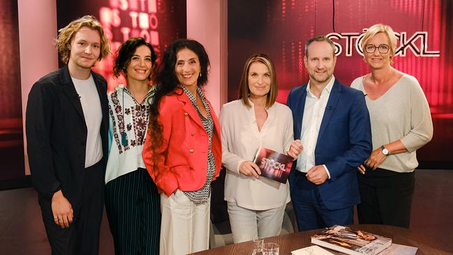 © ORF/Günther Pichlkostner Nils Arztmann, Jasmin Meiri-Brauer, Timna Brauer, Barbara Stöckl, Matthias Strolz und Birgit Fenderl stehen im Studio vor rotem Hintergrund mit "STÖCKL"-Schriftzug.