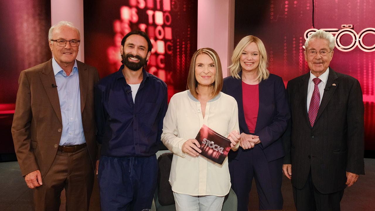 © ORF/Günther Pichlkostner Reinhard Haller, Tom Neuwirth, Barbara Stöckl, Corinna Milborn und Heinz Fischer stehen im Studio vor rotem Hintergrund mit "STÖCKL"-Schriftzug.