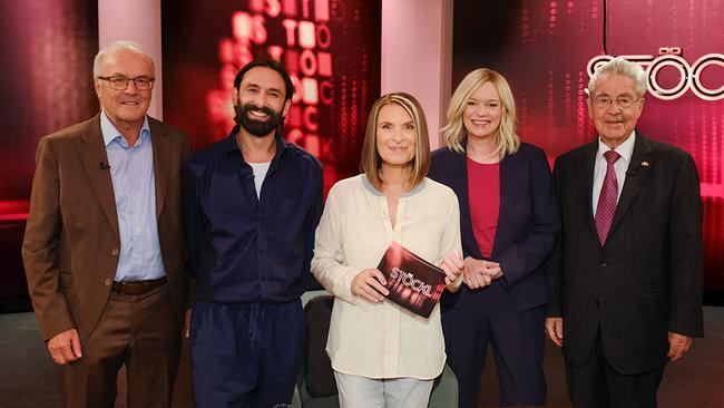 © ORF/Günther Pichlkostner Reinhard Haller, Tom Neuwirth, Barbara Stöckl, Corinna Milborn und Heinz Fischer stehen im Studio vor rotem Hintergrund mit "STÖCKL"-Schriftzug.