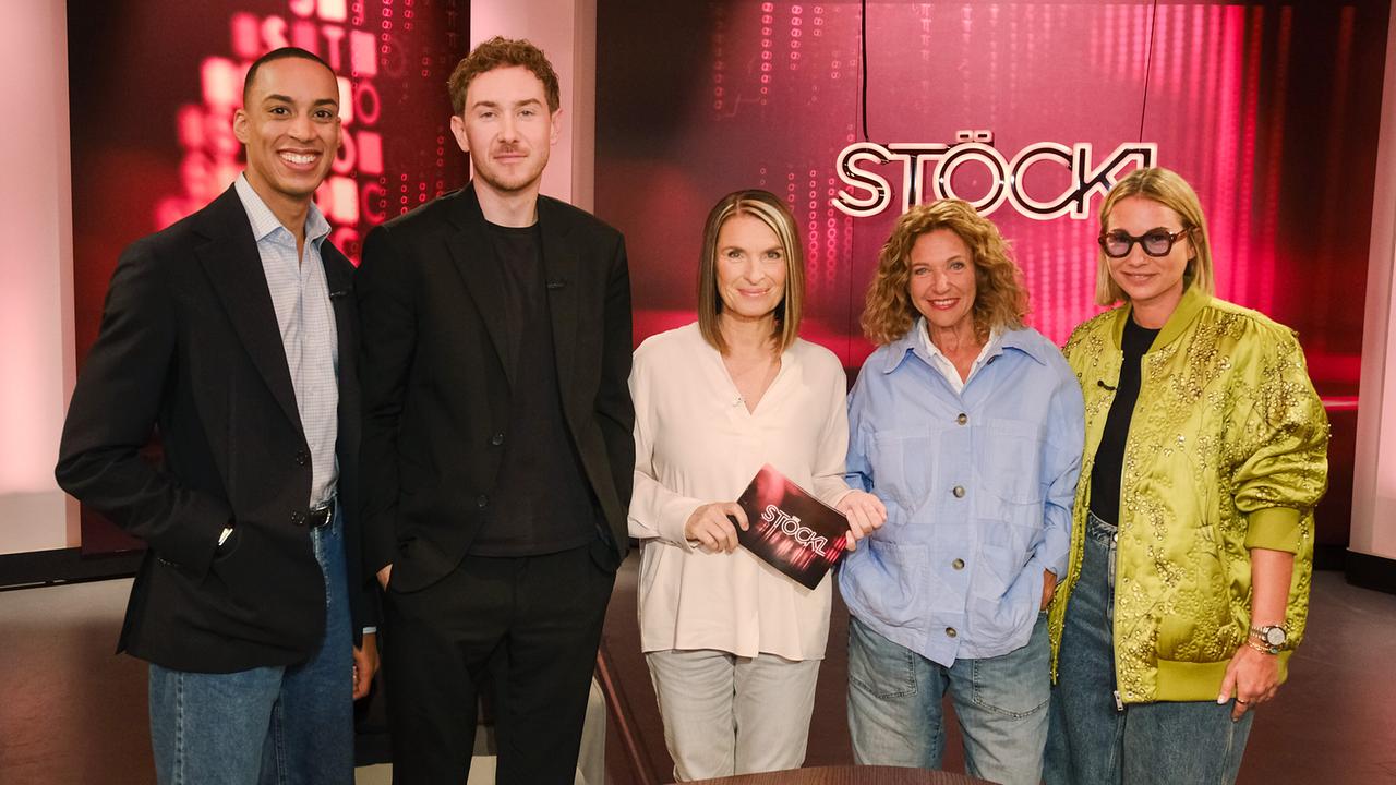 © ORF/Günther Pichlkostner Stefan Lenglinger, Tristan Horx, Barbara Stöckl, Haya Molcho und Karin Teigl alias Constantly K stehen im Studio vor rotem Hintergrund mit "STÖCKL"-Schriftzug.