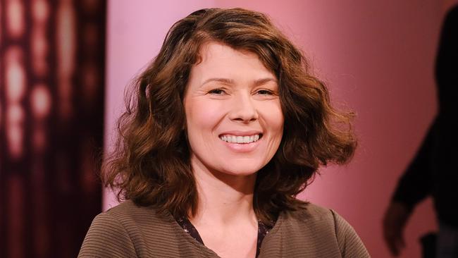 © ORF/Günther Pichlkostner Psychologin Johanna Constantini im Gespräch mit Moderatorin Barbara Stöckl.