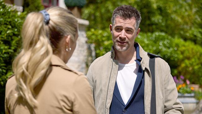 Die noch angeschlagene Larissa redet sich heraus, als Yannik ihr am Fürstenhof begegnet.