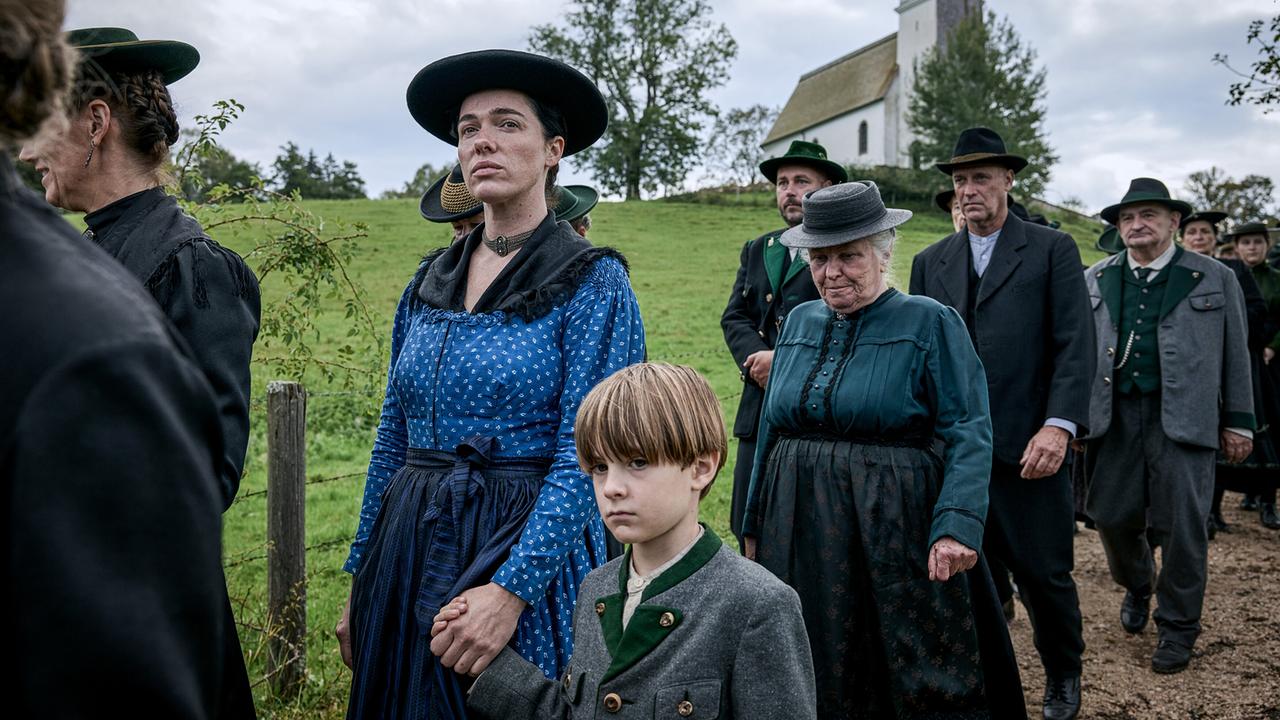 "Sturm kommt auf (1/2)": Verena Altenberger (Elies Heingeiger), Max Jung (Peter Heingeiger, Kind), Sigi Zimmerschied (Silvan Heingeiger sr.)