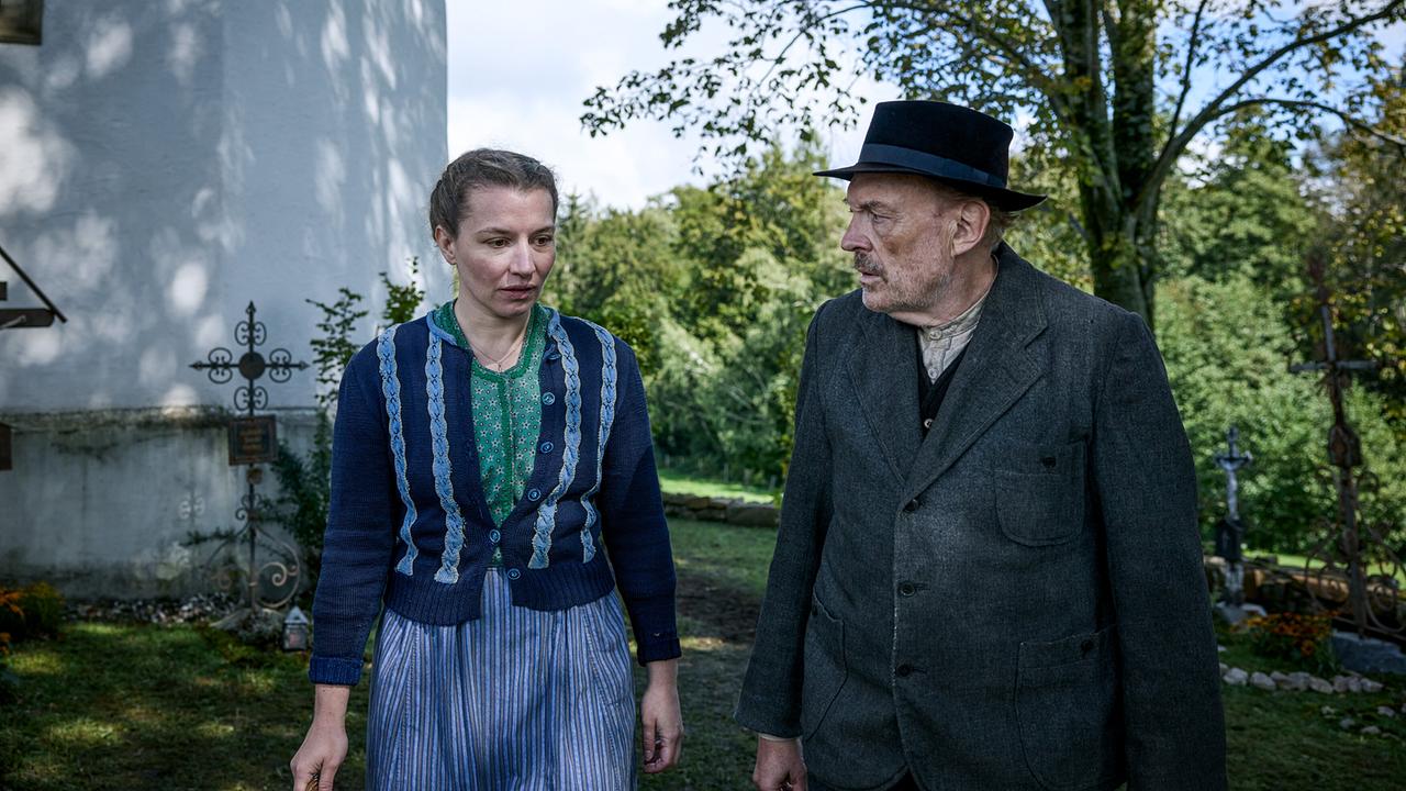 "Sturm kommt auf (1/2)": Antonia Bill (Julie Stelzinger), Josef Hader (Julius Kraus)