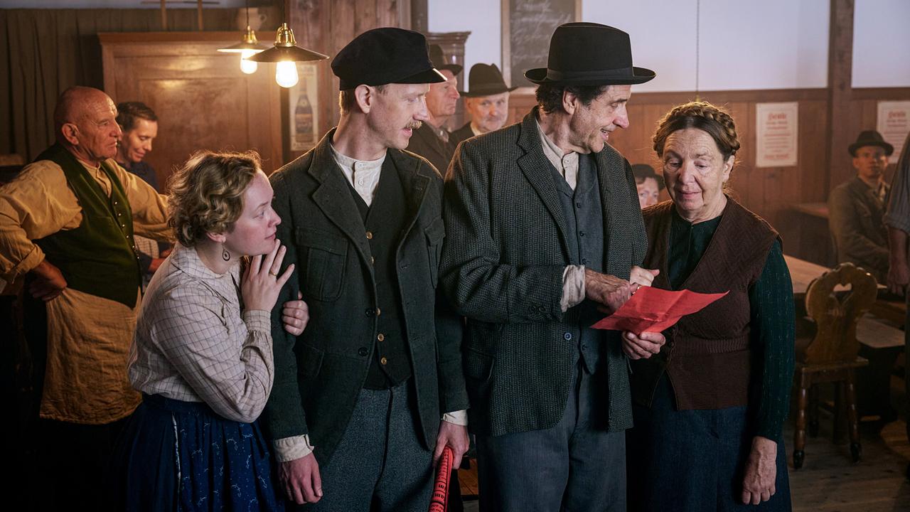 "Sturm kommt auf (1/2)": Franziska Singer (Johanna Kugler), David Zimmerschied (Silvan Heingeiger sr.), Helmfried von Lüttichau (Johann Stelzinger), Susi Stach (Anna Stelzinger)
