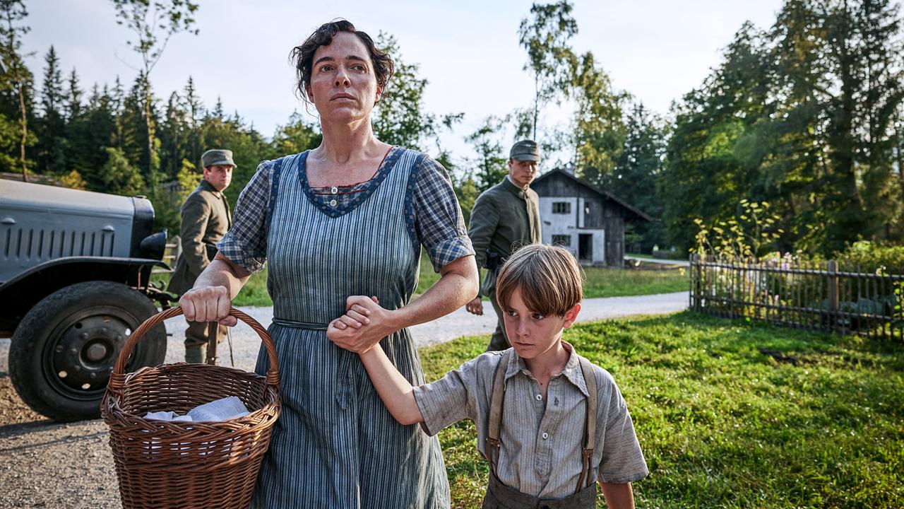 "Sturm kommt auf (1/2)": Verena Altenberger (Elies Heingeiger), Max Jung (Peter Heingeiger, Kind)