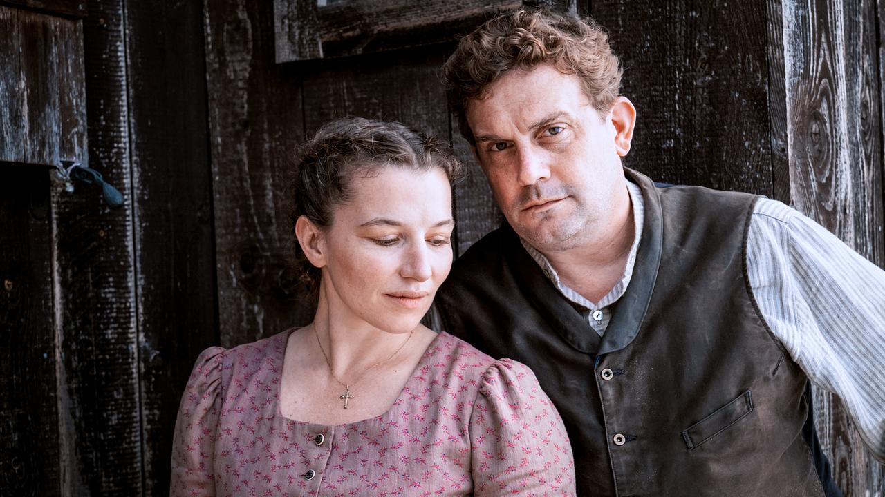 "Sturm kommt auf (1/2)": Antonia Bill (Julie Stelzinger), Sebastian Bezzel (Ludwig Allberger)