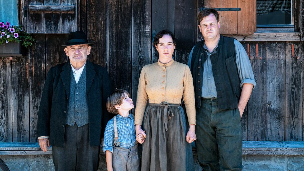 "Sturm kommt auf (1/2)": Sigi Zimmerschied (Silvan Heingeiger sr.), Max Jung (Peter Heingeiger, Kind), Verena Altenberger (Elies Heingeiger), Frederic Linkemann (Silvan Heingeiger jr.)